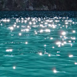 Sonnenstrahlen auf dem Wasser