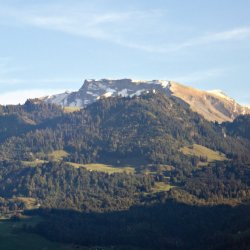 Schnee auf den höchsten Bergspitzen