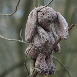 Stoffosterhase auf Baum