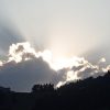 Sonne leuchtet hinter den Wolken
