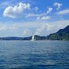 Segelschiff vor blauem Himmel mit Quellwolken
