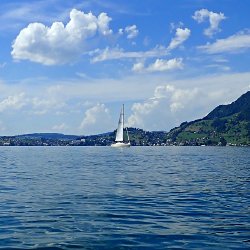 Segelschiff vor blauem Himmel mit Quellwolken