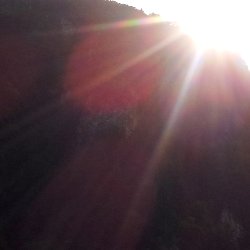 Sonnenstrahlen über dem Berg