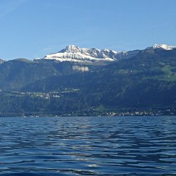 Schneebedeckte Bergspitzen