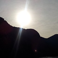Sonne dringt schwach durch Wolken und Nebel