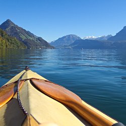 Bootsspitze vor See und Bergen
