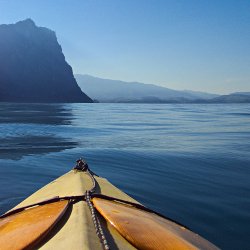 Bootsspitze vor See und Bergen