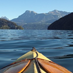 Bootsspitze vor See und Bergen