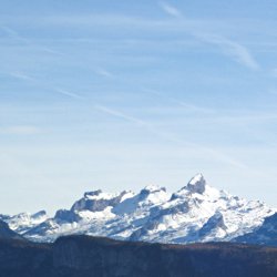 Verschneite Berggipfel
