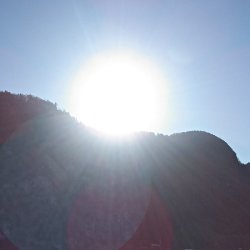 Sonne strahlt über dem Berg