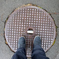 Auf einem Schachtdeckel