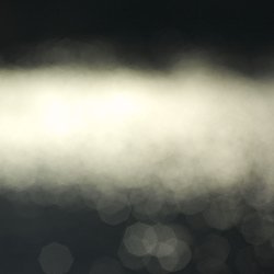 Bokeh im See glitzernde Sonnenstrahlen