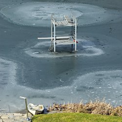 Rotseebadi: Sprungturm im gefrorenen Rotsee