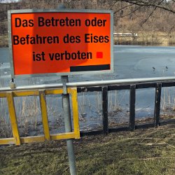 Schild: Betreten des Eises verboten