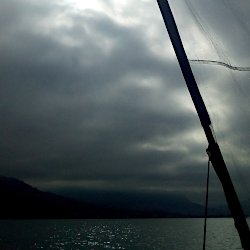 dunkler Himmel mit Segel im Vordergrund