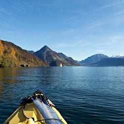 Sonniger Herbsttag auf dem See