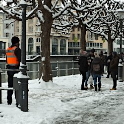 Polizist passt auf