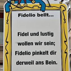 Schild: Fidel und lustig wollen wir sein.