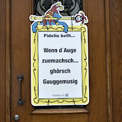 Schild: Schliesse die Augen, dann hörst du Guuggemusig