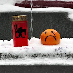 Orange und Grablicht auf Fritschibrunnen