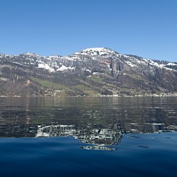 Schneebedeckte Berge spiegeln sich im See