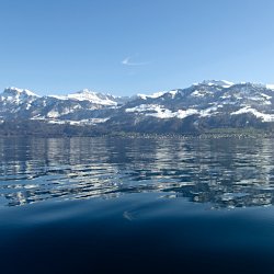 Schneebedeckte Berge spiegeln sich im See