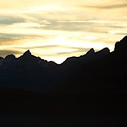 Sonnenaufgang hinter den Bergen