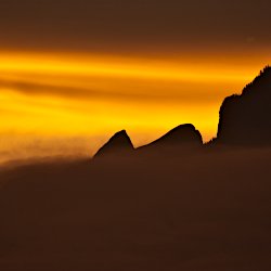 oranger Himmel über den Bergen